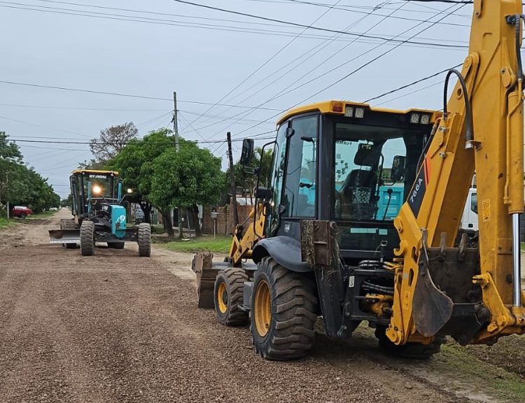 Ejecutaron tareas de mantenimiento y ripio en calles del barrio Virgen del Rosario