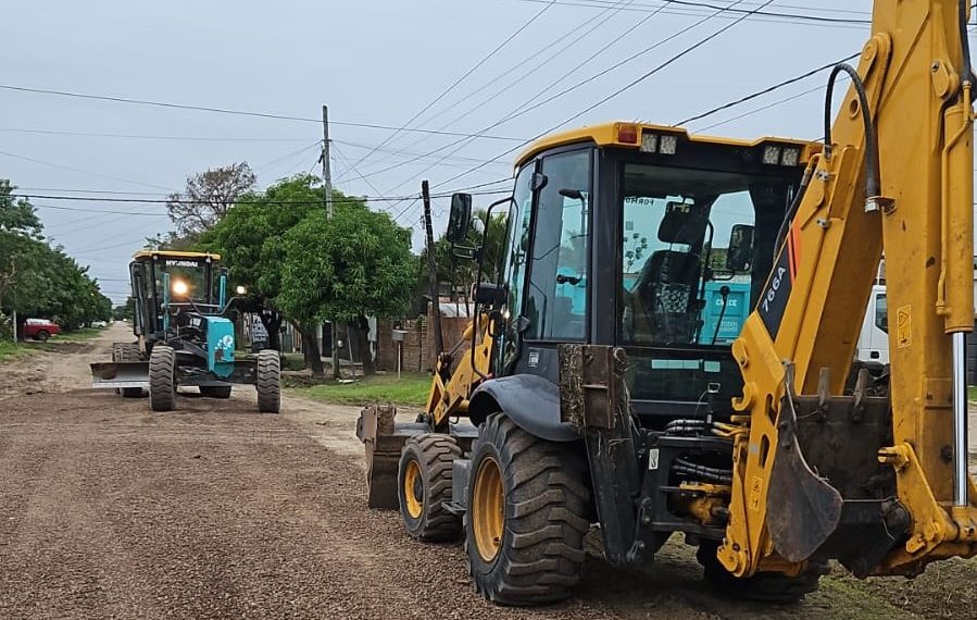 Ejecutaron tareas de mantenimiento y ripio en calles del barrio Virgen del Rosario
