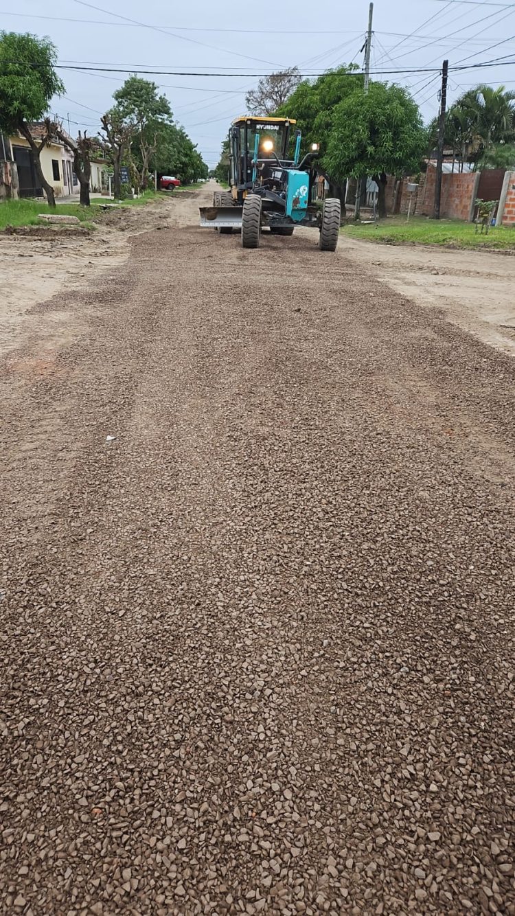Ejecutaron tareas de mantenimiento y ripio en calles del barrio Virgen del Rosario