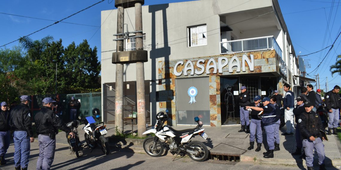 Cruzó un semáforo en rojo, cuando le quisieron hacer la multa, comenzó a realizar disparos con un revólver