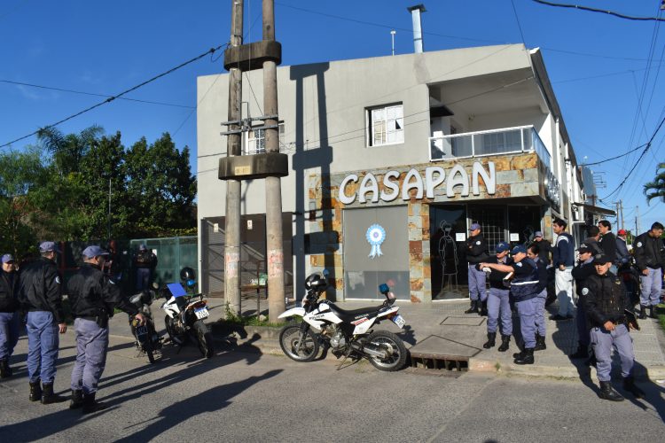 Cruzó un semáforo en rojo, cuando le quisieron hacer la multa, comenzó a realizar disparos con un revólver