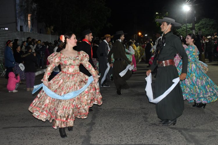 Con «El Gato Patriótico» frente a la intendencia municipal se iniciaron los festejos por el 214° aniversario de la Revolución de Mayo