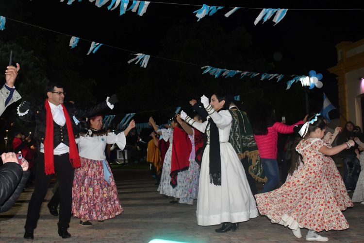 Con «El Gato Patriótico» frente a la intendencia municipal se iniciaron los festejos por el 214° aniversario de la Revolución de Mayo