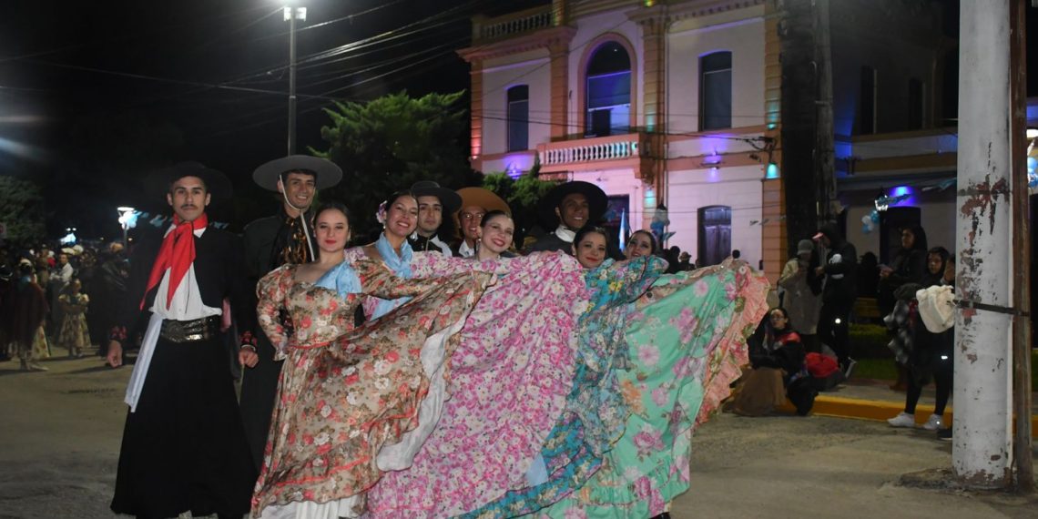 Con «El Gato Patriótico» frente a la intendencia municipal se iniciaron los festejos por el 214° aniversario de la Revolución de Mayo