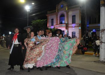 Con «El Gato Patriótico» frente a la intendencia municipal se iniciaron los festejos por el 214° aniversario de la Revolución de Mayo