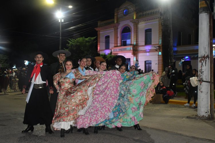 Con «El Gato Patriótico» frente a la intendencia municipal se iniciaron los festejos por el 214° aniversario de la Revolución de Mayo
