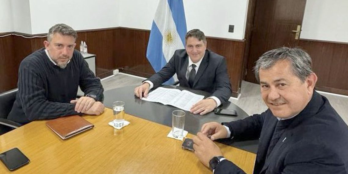 Otra foto polémica del intendente Basualdo, ahora con Paoltroni