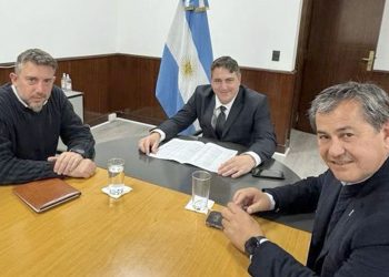 Otra foto polémica del intendente Basualdo, ahora con Paoltroni