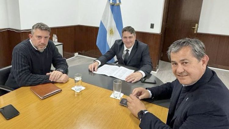 Otra foto polémica del intendente Basualdo, ahora con Paoltroni