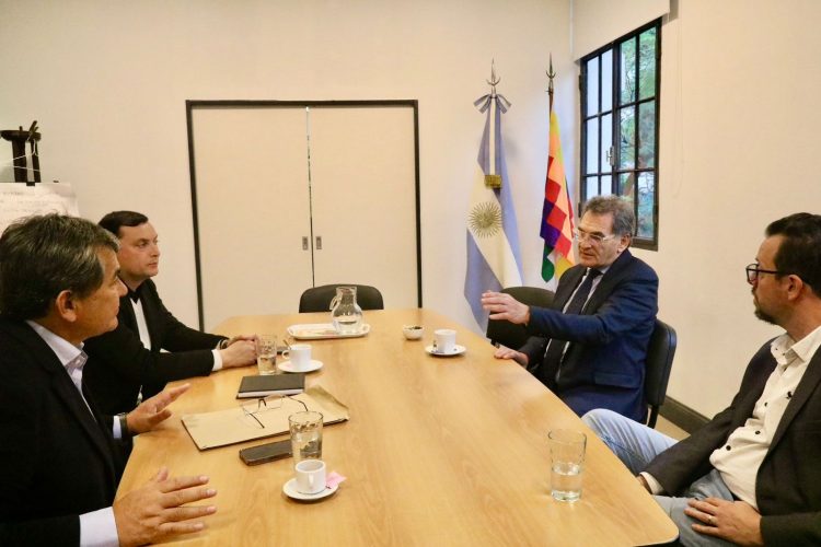 Basualdo gestiona ante el ministerio de Defensa por terrenos ociosos de Gendarmería, actualmente ocupados por aborígenes y criollos