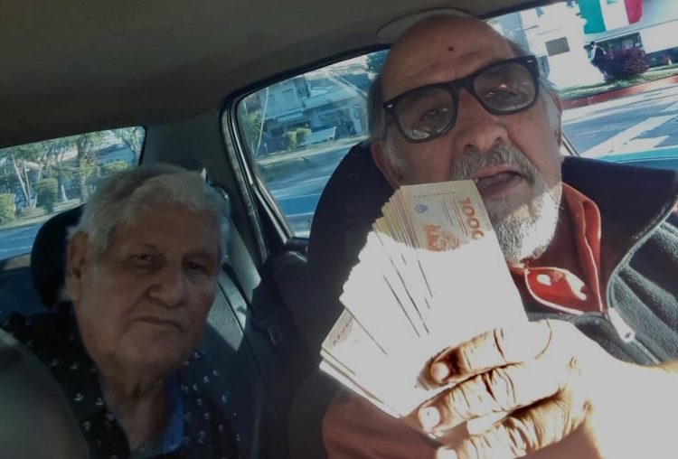 Taxista le devolvió más $40 mil a un jubilado que, confundido, le pagó mal una tarifa
