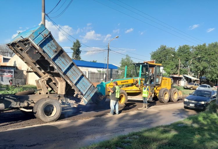 La Municipalidad retomó obras de bacheo sobre la avenida de Los Constituyentes y otras calles