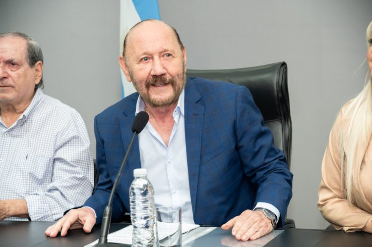 Insfrán anunció bono de $200 mil y adelanto del pago de aguinaldo que se pagarán la semana que viene