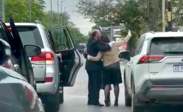 Insfrán tuvo «un bajón de presión, ya está en la residencia, no fue internado», tuvo tiempo para una selfie