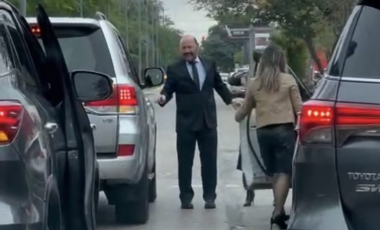 Insfrán tuvo «un bajón de presión, ya está en la residencia, no fue internado», tuvo tiempo para una selfie