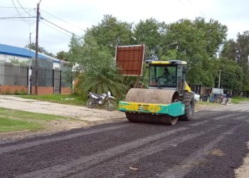 La Municipalidad desplegó maquinaria y cuadrillas para su programa de mejoramiento de arterias