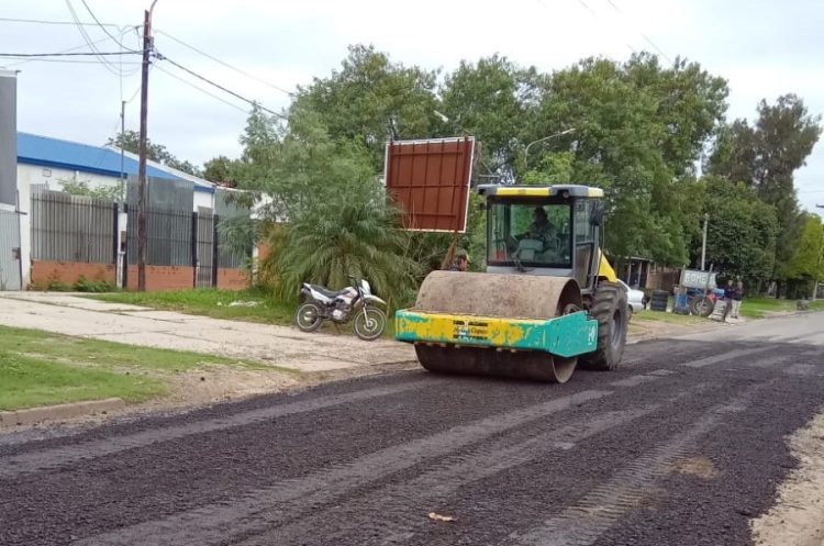 La Municipalidad desplegó maquinaria y cuadrillas para su programa de mejoramiento de arterias
