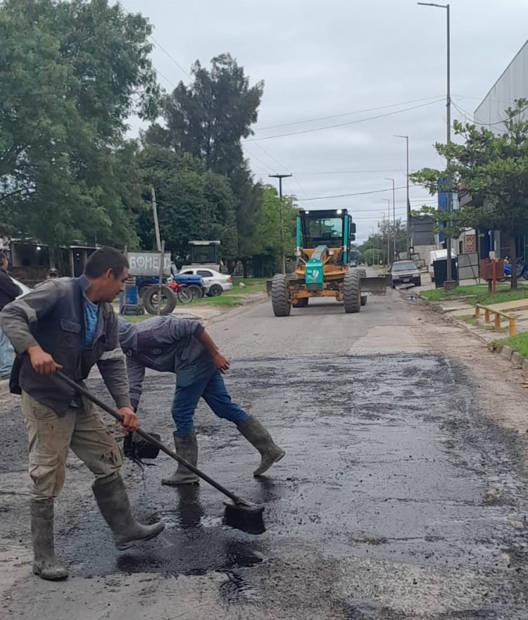 La Municipalidad desplegó maquinaria y cuadrillas para su programa de mejoramiento de arterias