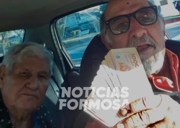 Taxista le devolvió más $40 mil a un jubilado que, confundido, le pagó mal una tarifa