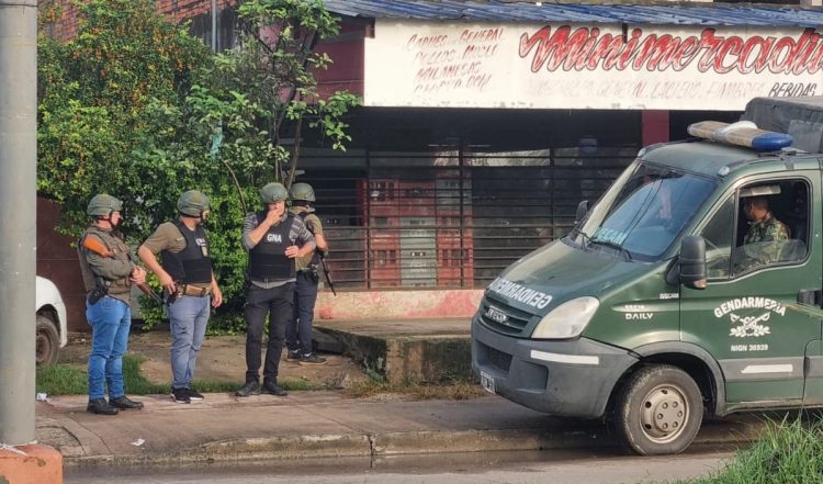 Allanamientos ordenados por Moran con varios detenidos: entre ellos un policía y gendarmes