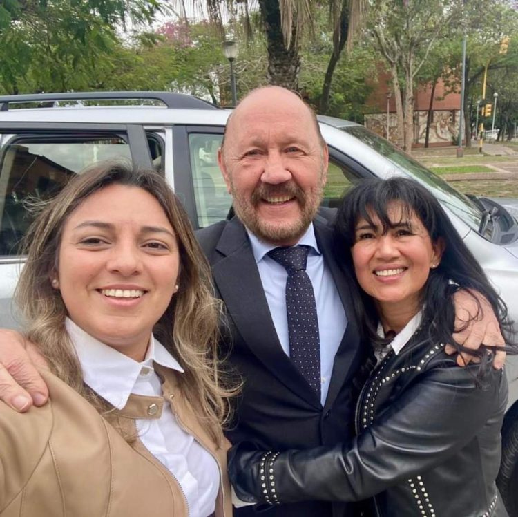 Insfrán tuvo «un bajón de presión, ya está en la residencia, no fue internado», tuvo tiempo para una selfie