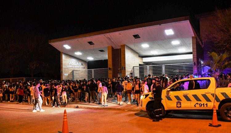 La Policía suspendió una fiesta privada por presencia de 400 menores, bebidas alcohólicas y no tener autorización (video)