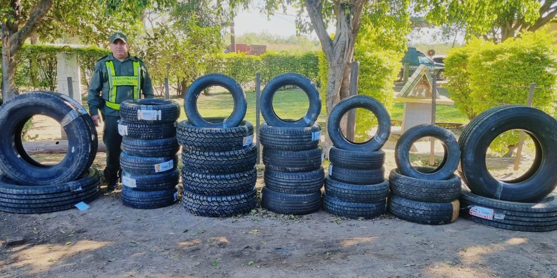 Gendarmería decomisó cubiertas y cigarrillos ingresados de contrabando