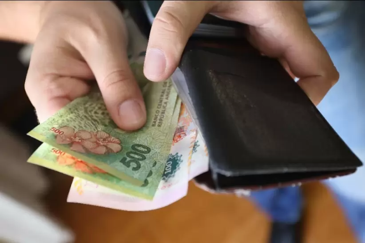 Sube el dólar y vuelve la pregunta del siglo: ¿qué hacemos con los pesos?