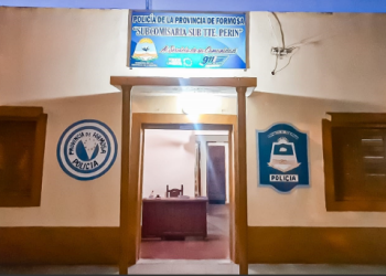 Una mujer «fuera de sí» ingresó con su moto a un acto  escolar, amenazó y lesionó a tres personas; terminó detenida