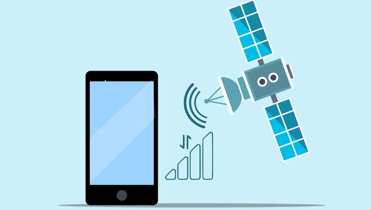 ¿Qué consideraciones se deben tomar al jugar online con una conexión de internet satelital?