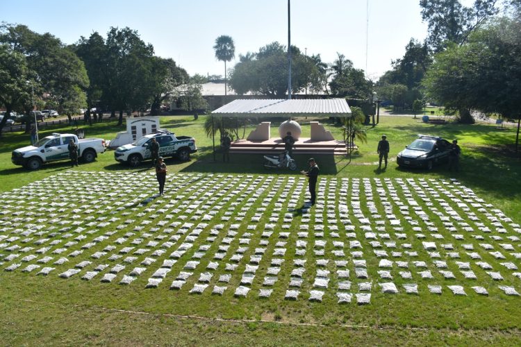 Circulaba en su moto con tres bolsas de droga; dijo que «las encontró abandonadas»