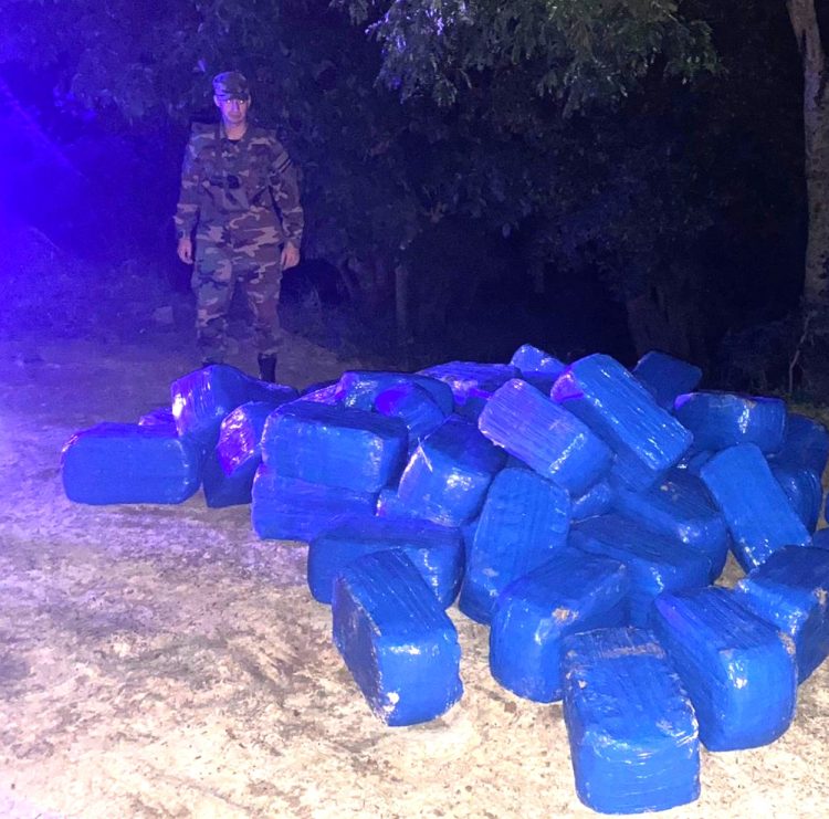 Circulaba en su moto con tres bolsas de droga; dijo que «las encontró abandonadas»