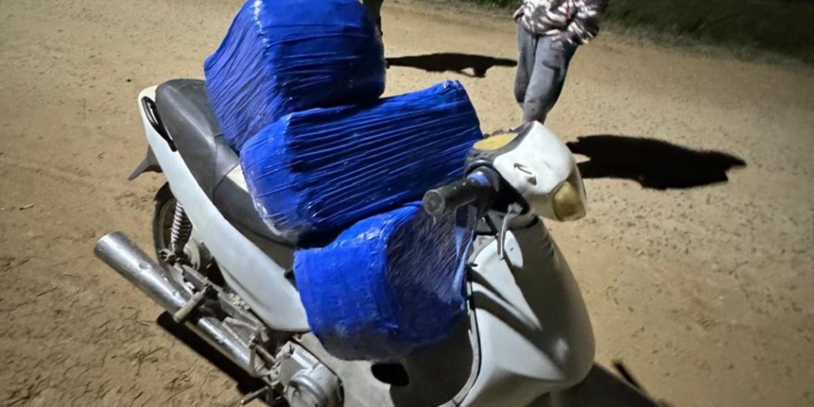 Circulaba en su moto con tres bolsas de droga; dijo que «las encontró abandonadas»
