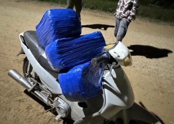Circulaba en su moto con tres bolsas de droga; dijo que «las encontró abandonadas»