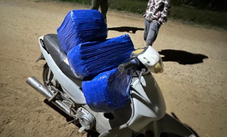Circulaba en su moto con tres bolsas de droga; dijo que «las encontró abandonadas»