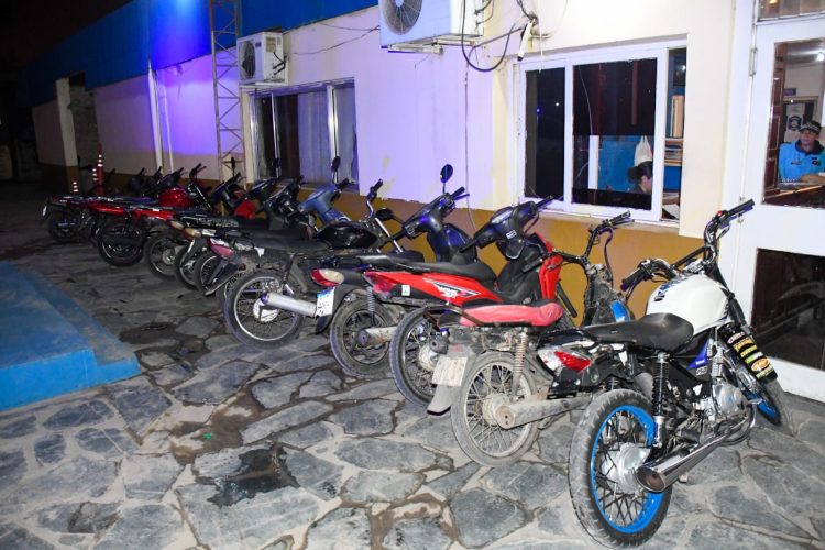 Le sacaron las motos a 23 «motoqueros» que hacían «willy» y cruzaban semáforos en rojo