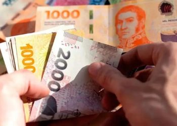 Brutal caída del poder adquisitivo del salario mínimo en la «era Milei»