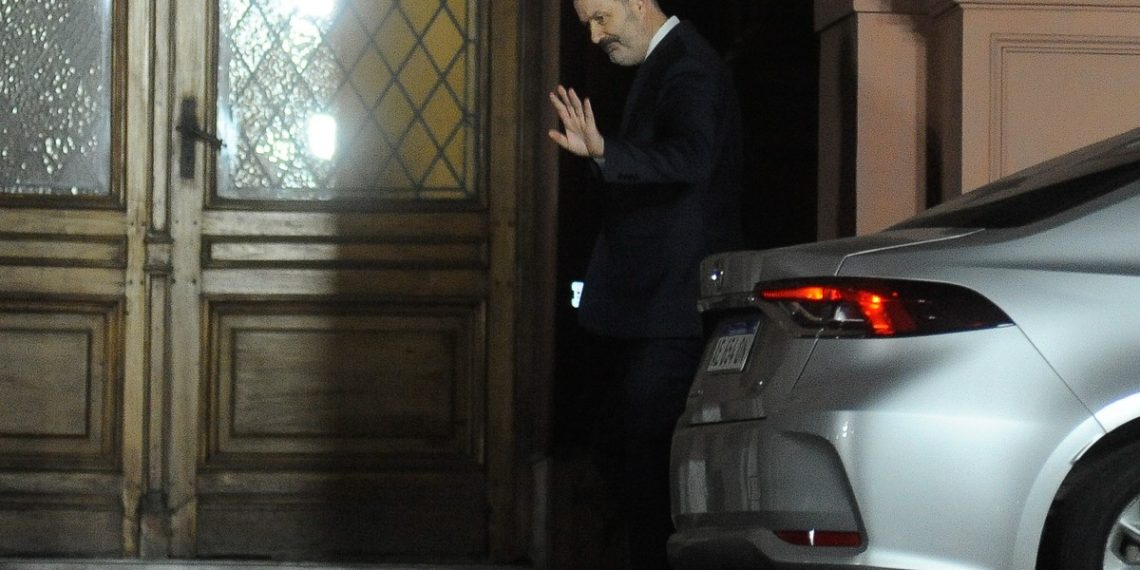 El Gobierno evalúa otorgar subsidios a las empresas para que contraten empleados públicos