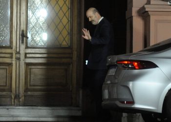 El Gobierno evalúa otorgar subsidios a las empresas para que contraten empleados públicos