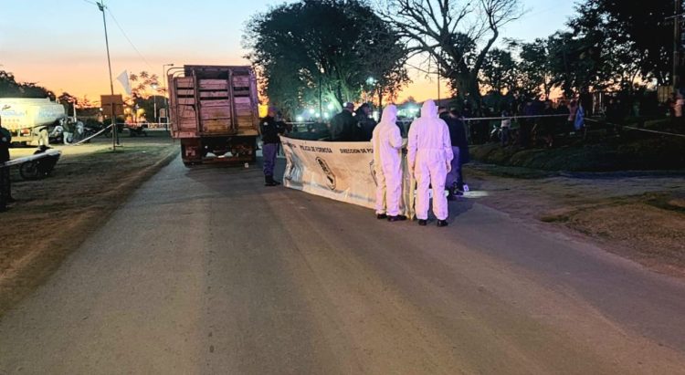 Motociclista chocó contra un camión y falleció