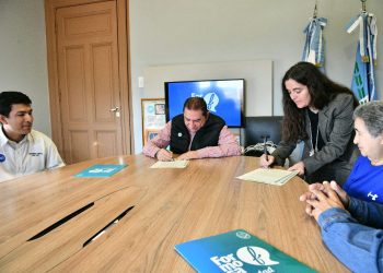 Jofré firmó escrituras de terrenos de vecinos de los barrios Eva Perón y Villa del Rosario