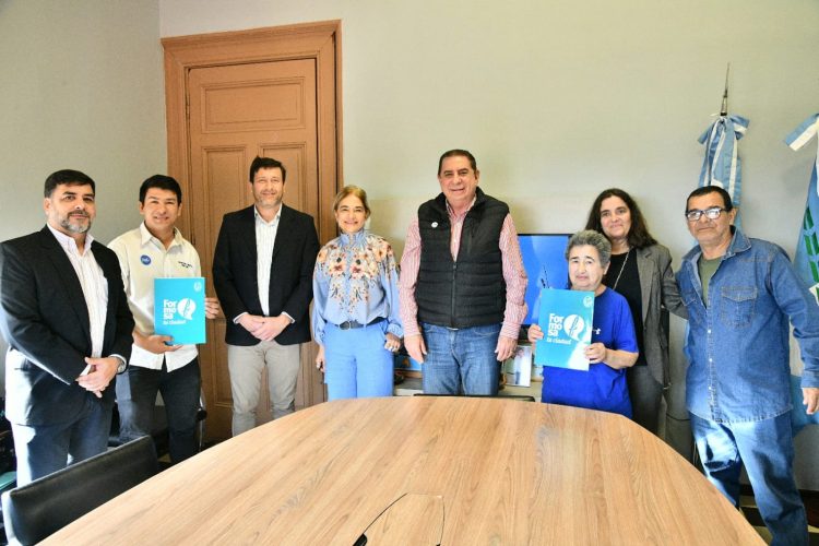 Jofré firmó escrituras de terrenos de vecinos de los barrios Eva Perón y Villa del Rosario