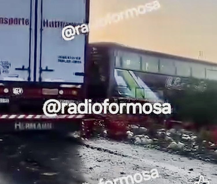 Un camión chocó a un colectivo: tres muertos