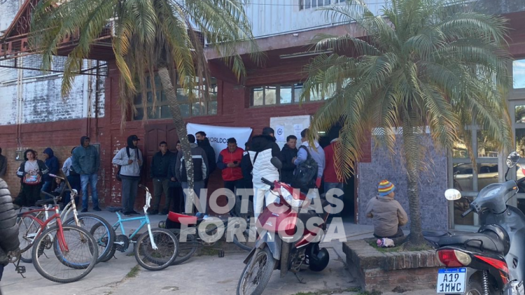 Formoseños se prestan al escaneo del iris, cobran en criptomonedas, pero «le cambian por pesos» a menor valor (VIDEO)