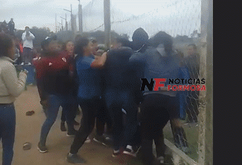 Se desconocieron las mujeres de Pirané en medio del partido (video)