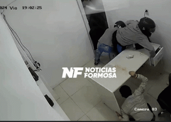 Asalto expres, en 40 segundos se llevaron cerca de 60 mil dólares de una casa de cambio (videos)