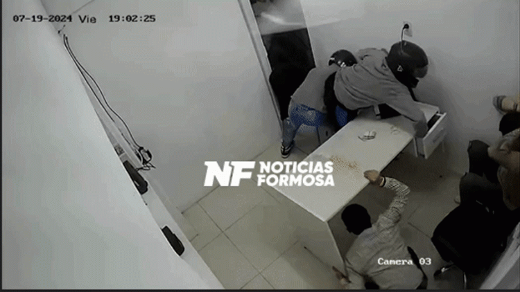 Asalto expres, en 40 segundos se llevaron cerca de 60 mil dólares de una casa de cambio (videos)
