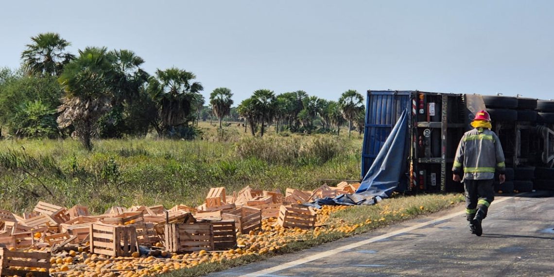 Volcó un camión en la ruta 11, cerca de Guaycolec