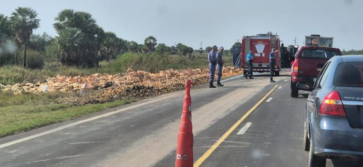 Volcó un camión en la ruta 11, cerca de Guaycolec