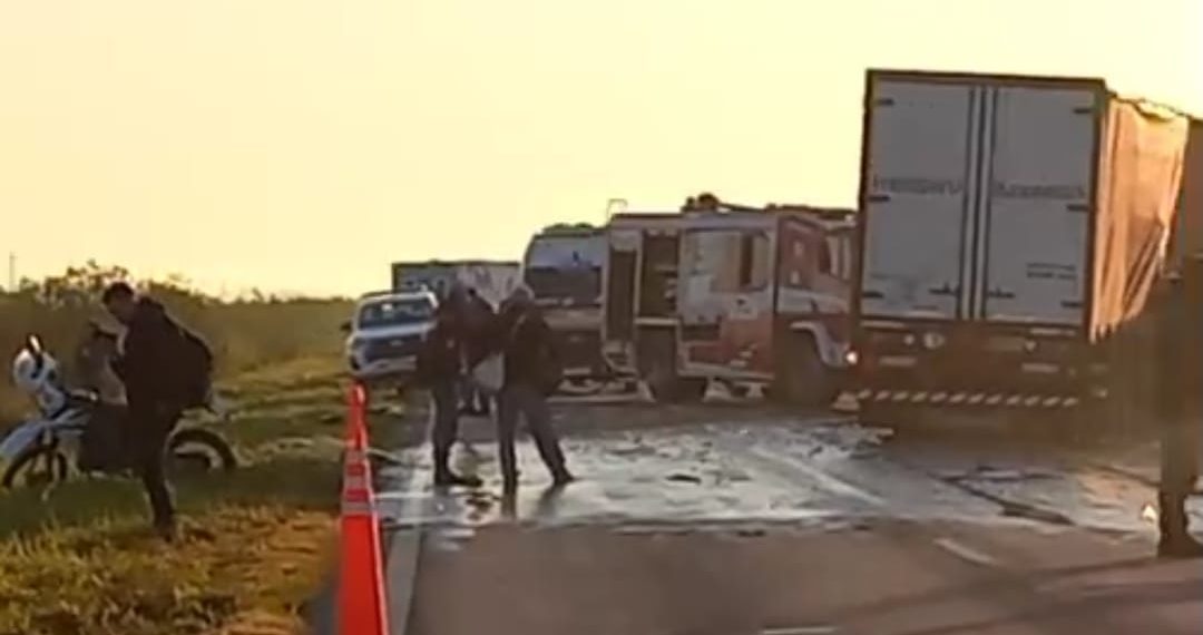Un camión chocó a un colectivo: tres muertos